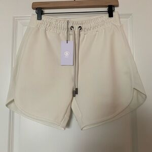 NWT Women’s Bogner Alexia Casual Shorts. Size US 6/Small.  Ivory.  Super Soft.